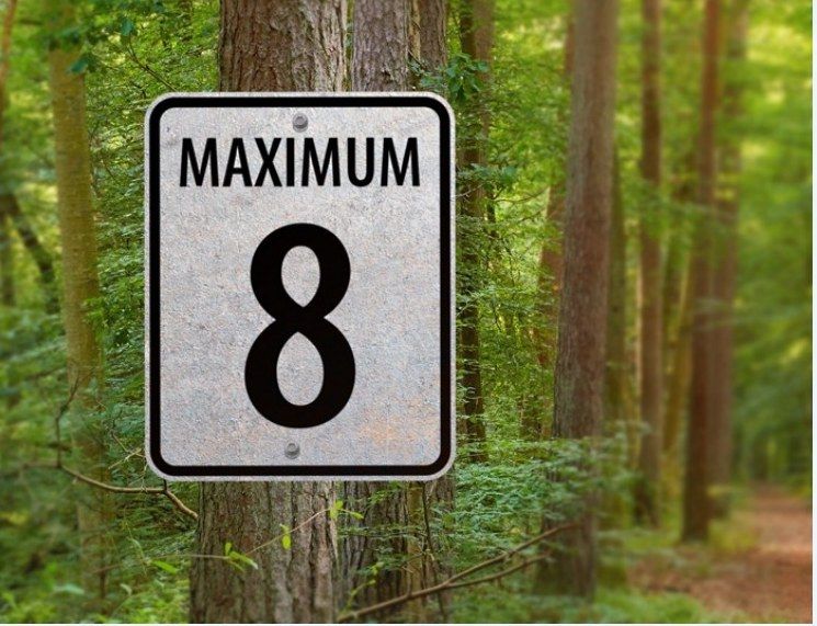 Panneau de vitesse maximale de 8 km/h dans la forêt